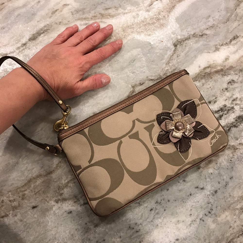 COACH Signature collection LARGE wristlet/clutch - Picture 2 of 4